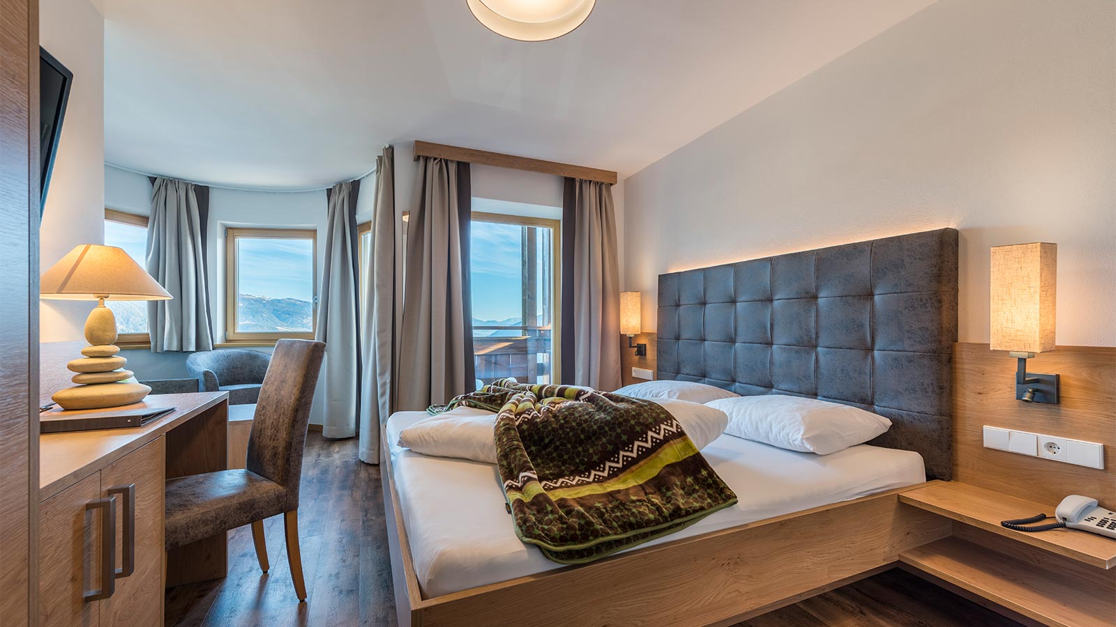 una camera arredata in modo moderno all'interno dell'hotel Alpenfrieden