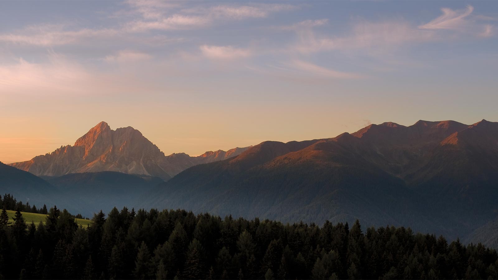 alba nelle montagne dell'Alto Adige 