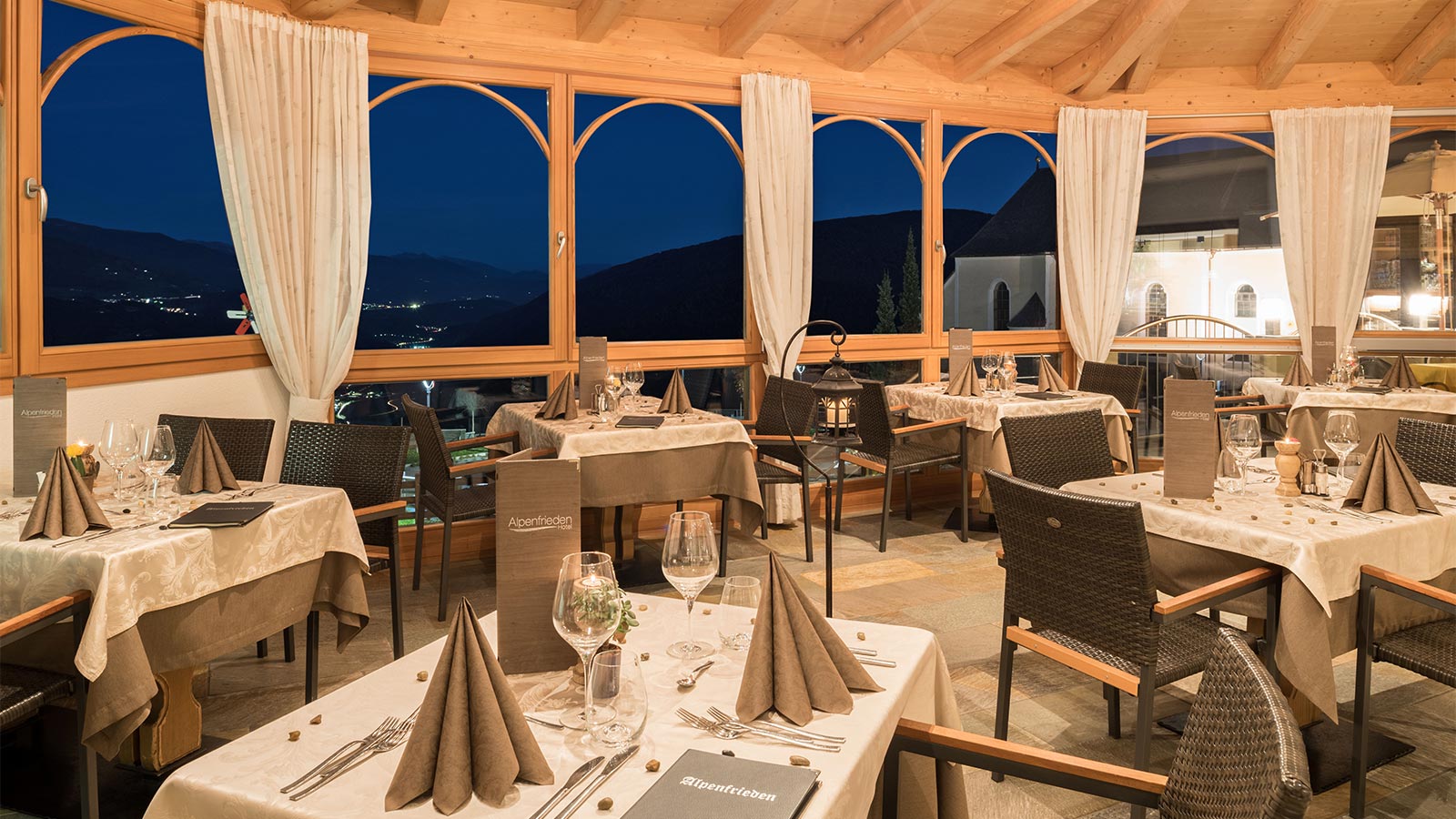 der gedeckte Speisesaal des Hotel Alpenfrieden in Meransen