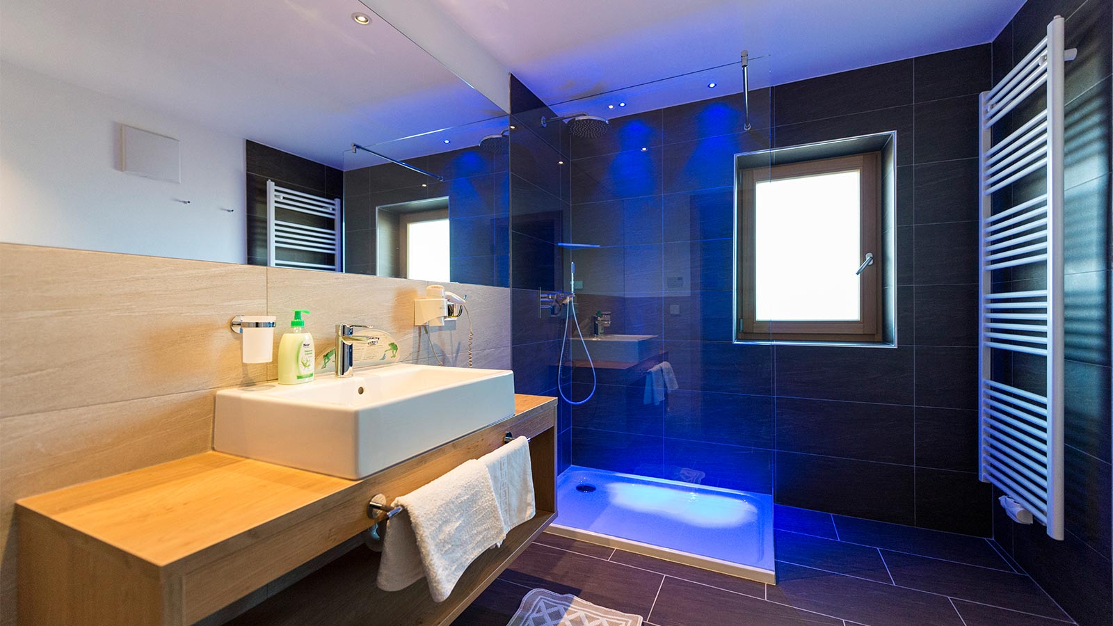 das moderne Badezimmer mit Dusche eines Zimmers des Hotels Alpenfrieden