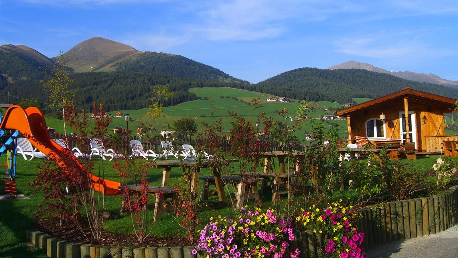 il parco giochi per bambini esterno dell'hotel Alpenfrieden a Maranza