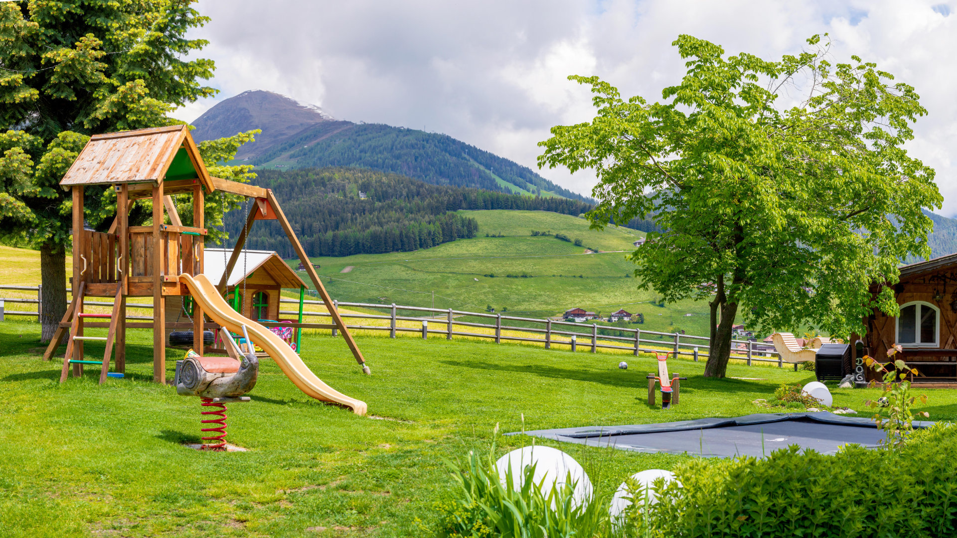 il parco giochi per bambini esterno dell'hotel Alpenfrieden a Maranza