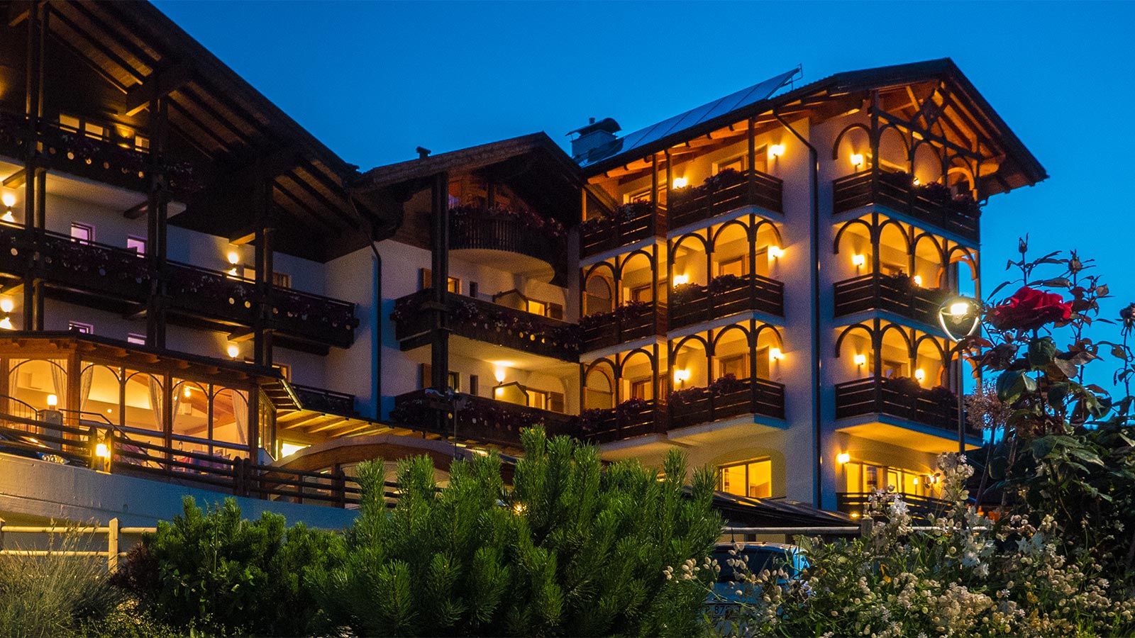 l'hotel Alpenfrieden di sera visto dall'esterno