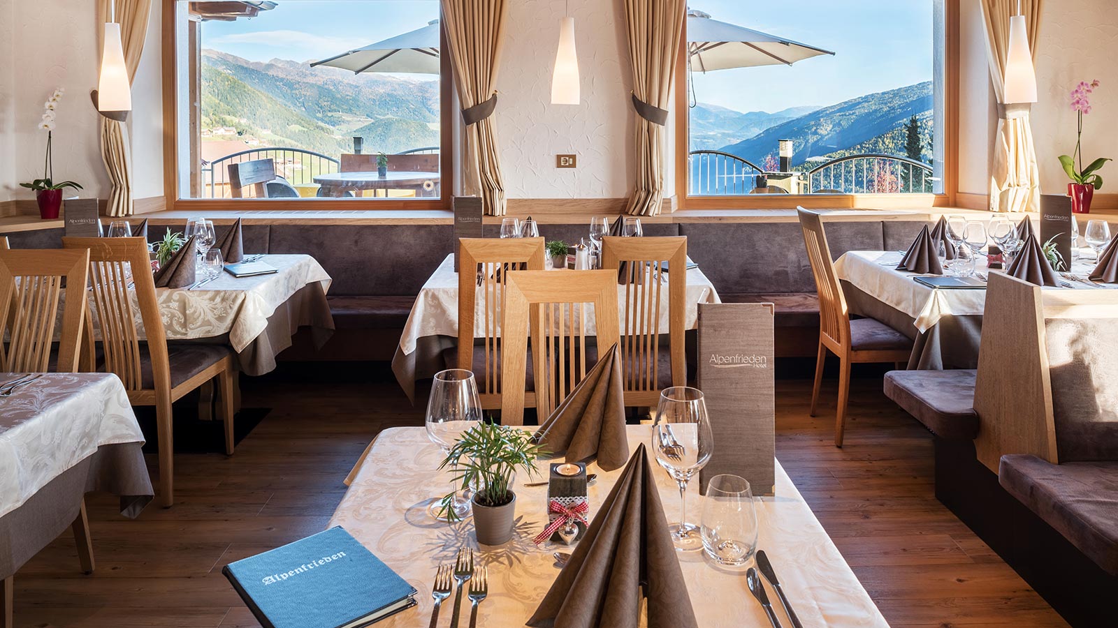 gedeckte Tische im Speisesaal des Hotels Alpenfrieden in Meransen