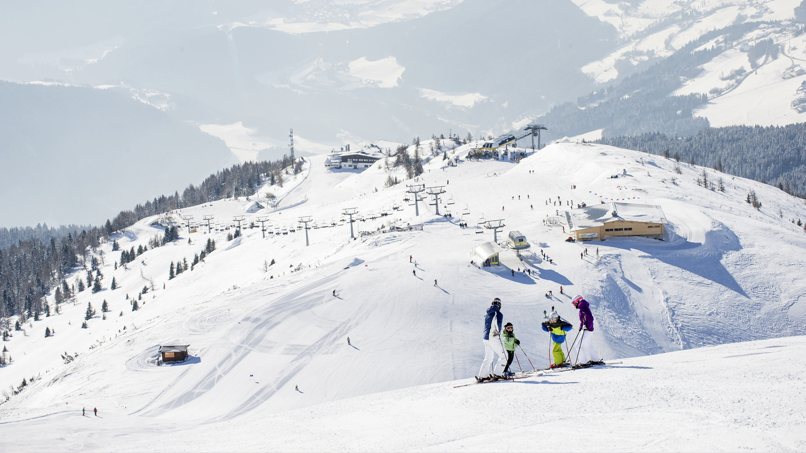 a family on the skiing slopes at Gitschberg Jochtal