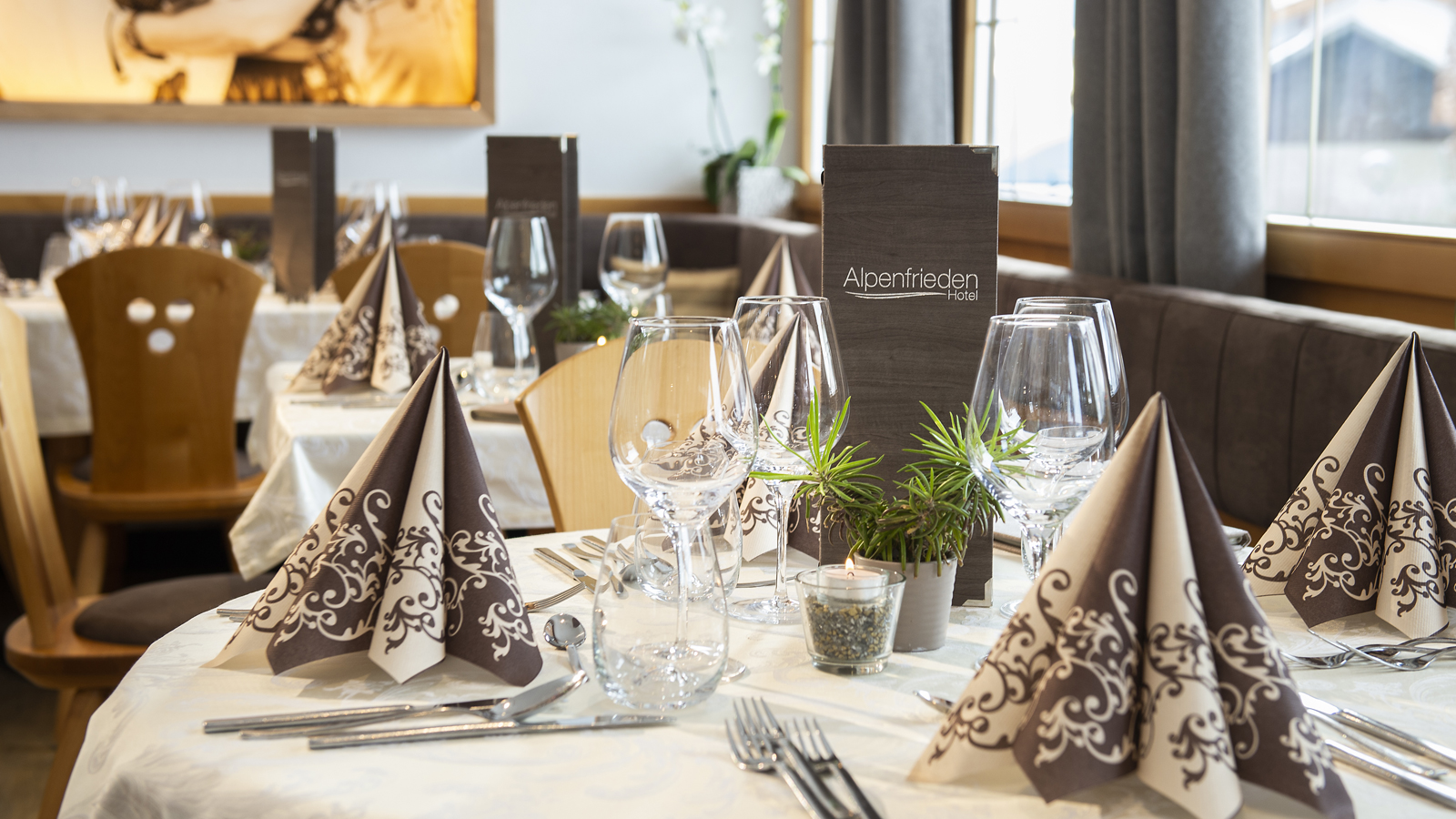 ein gedeckter Tisch im Speisesaal des Hotel Alpenfrieden in Meransen