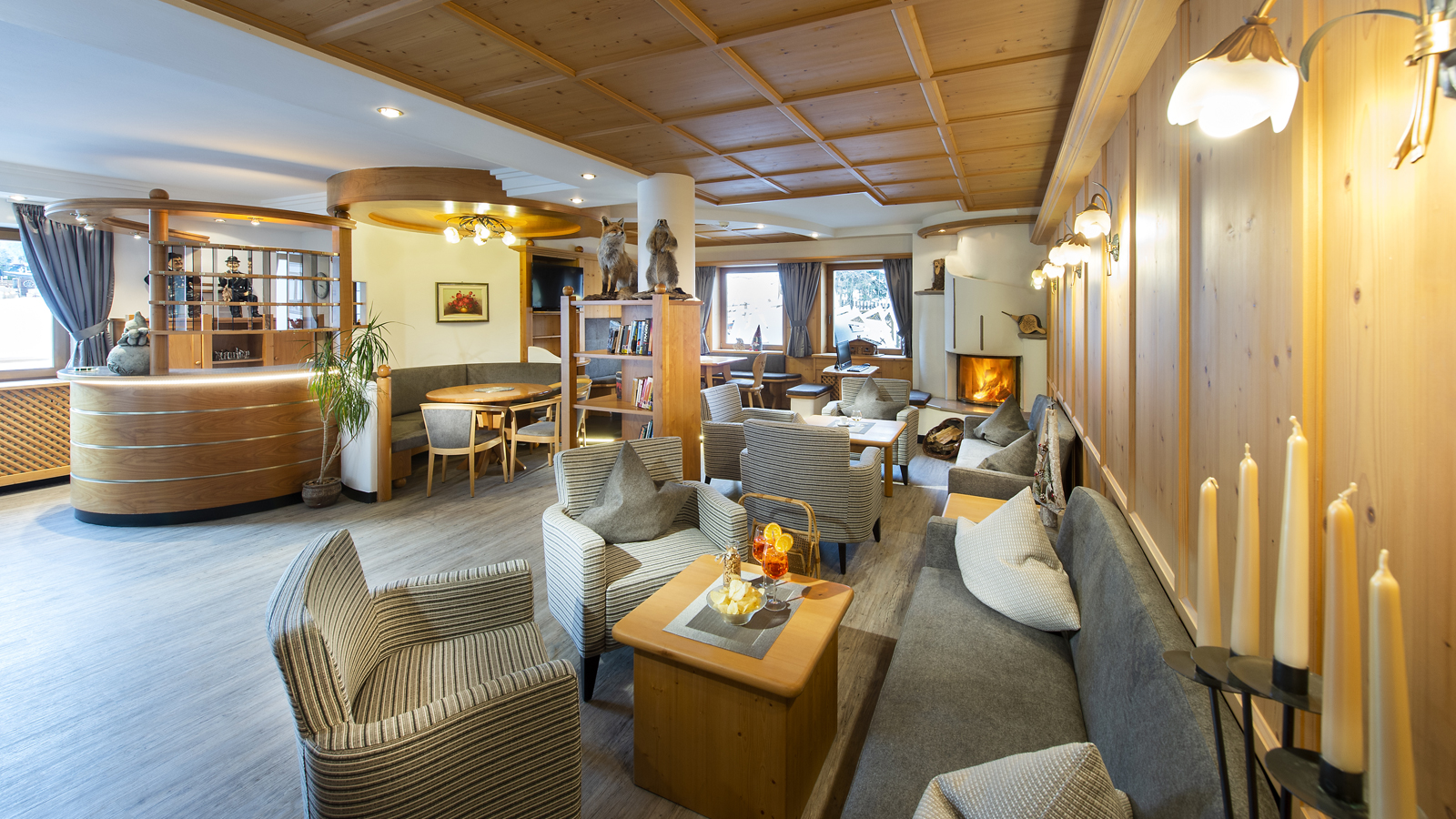 lounge con tavolini e sedie dell'hotel Alpenfrieden a Maranza