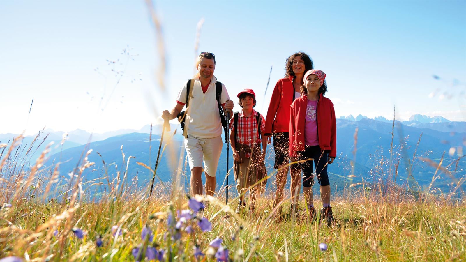 una famiglia durante una camminata nella natura su una malga d'estate vicino a Maranza