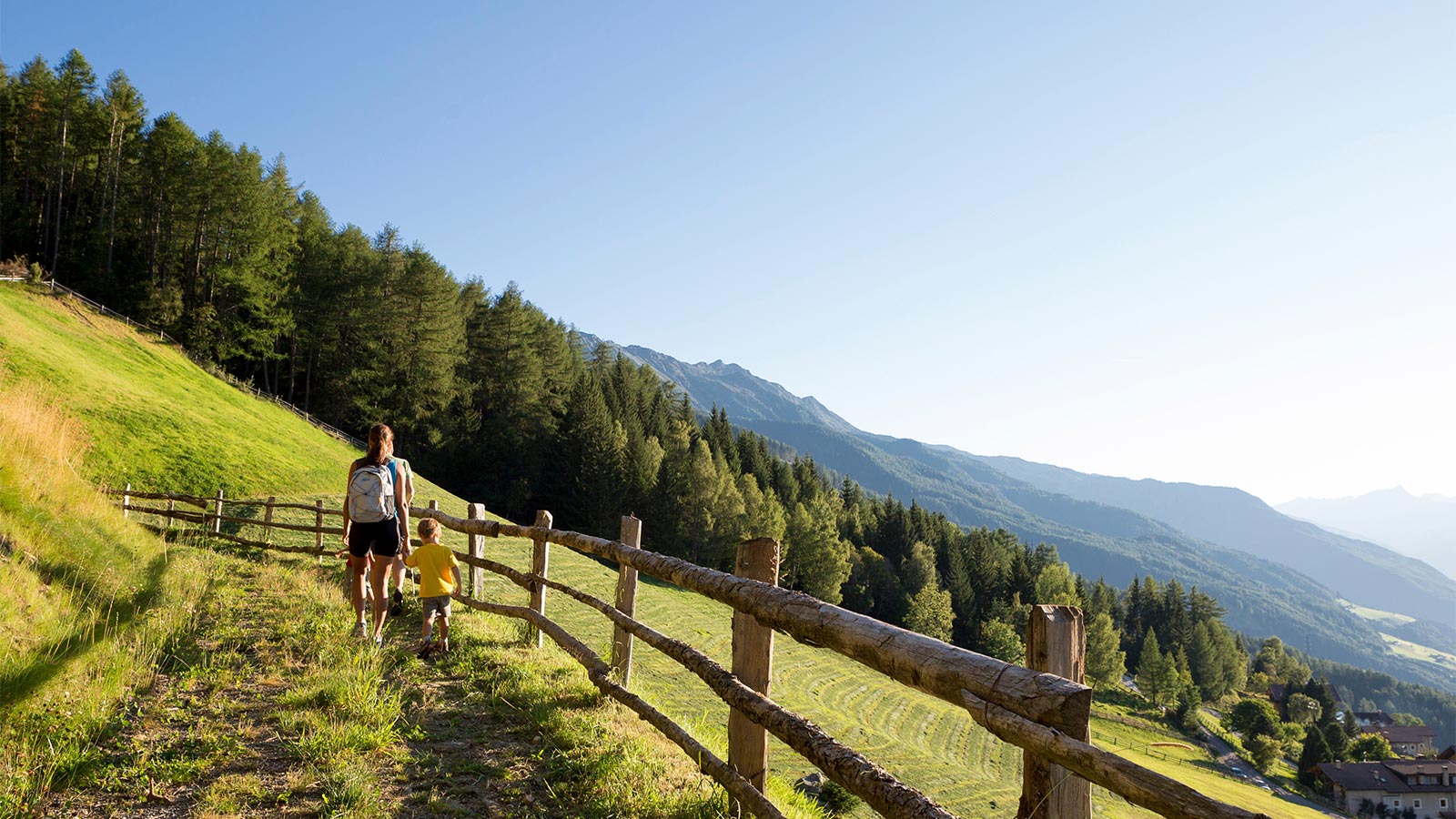 ein Vater und sein Kind bei einer Panoramawanderung bei Meransen im Sommer