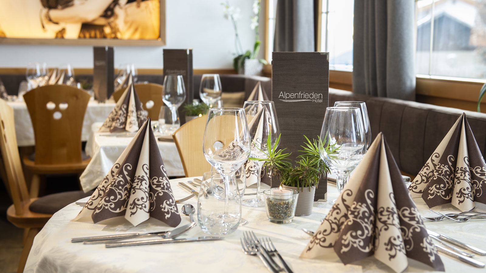 ein gedeckter Tisch im Speisesaal des Hotel Alpenfrieden in Meransen