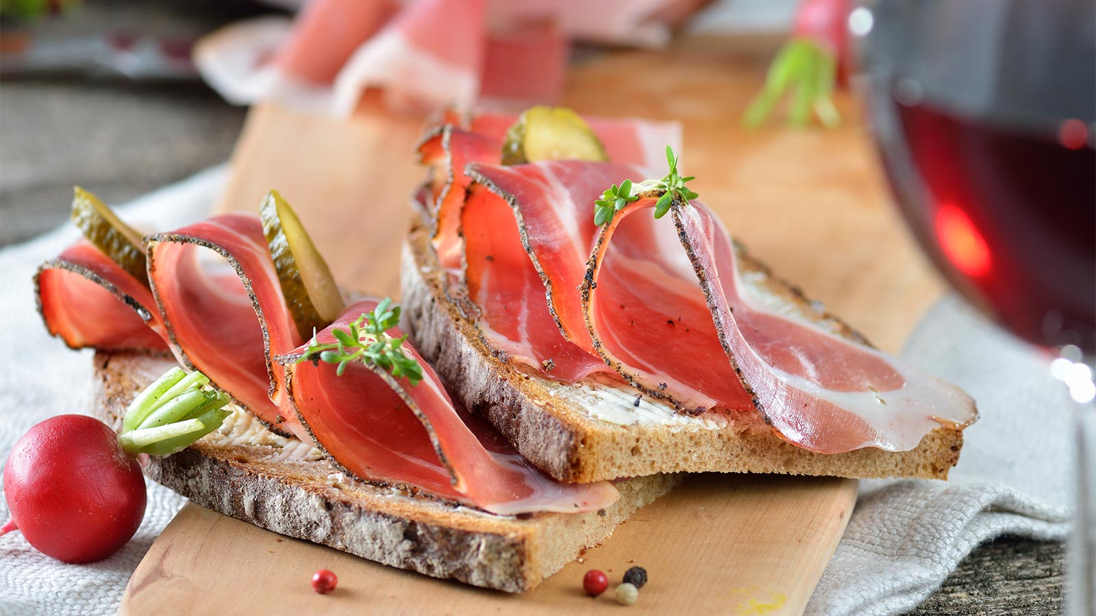 Südtiroler "Marend", Speck Aufschnitt auf Brot