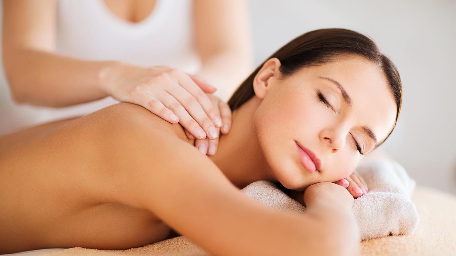una signora rilassata durante un massaggio nella spa dell'hotel Alpenfrieden