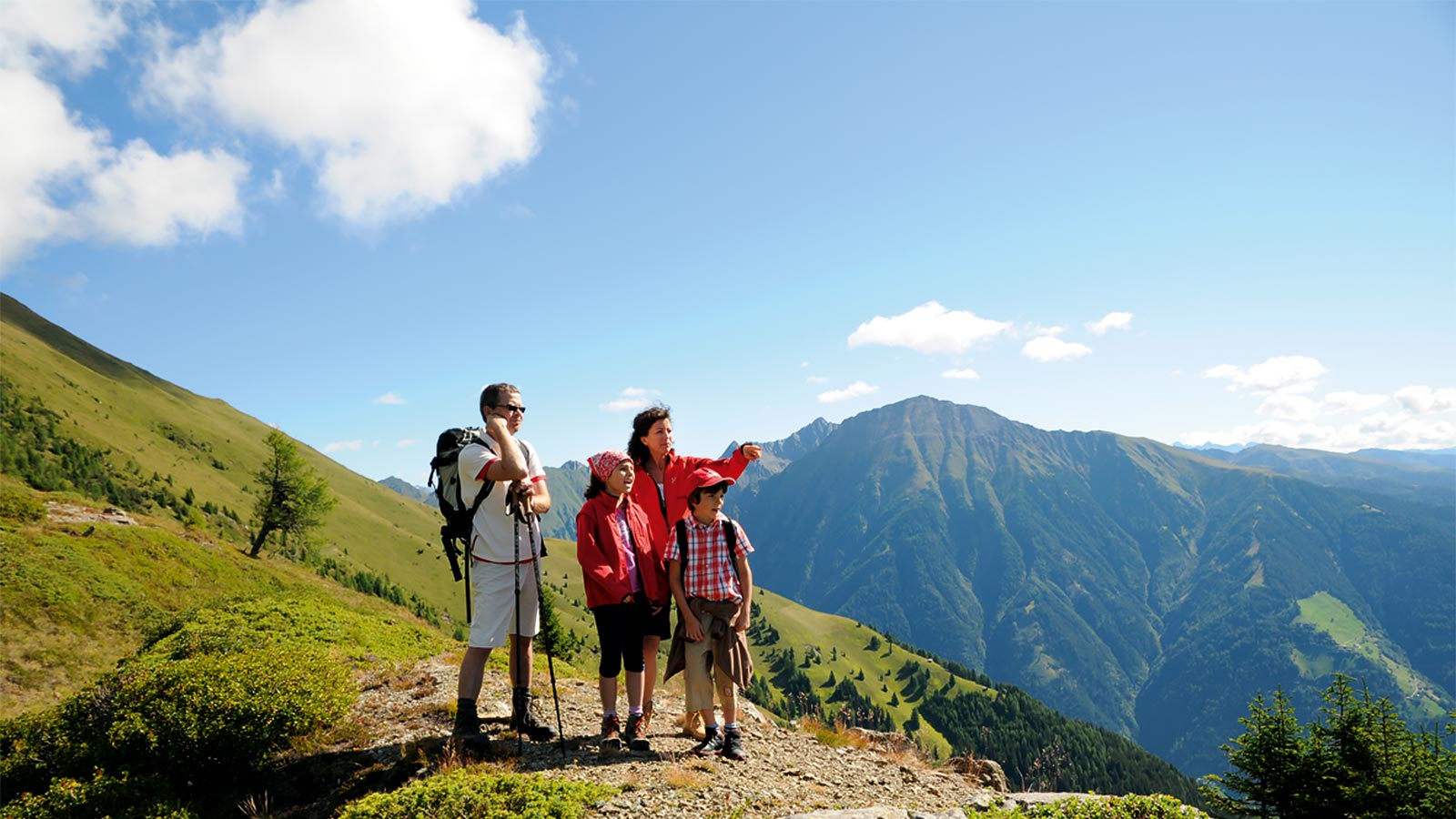 una famiglia cammina in montagna nei pressi di Maranza