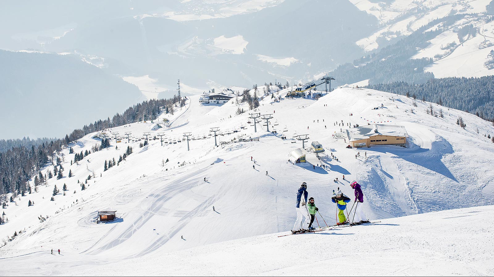 una famiglia sulle piste da sci di Rio Pusteria d'inverno